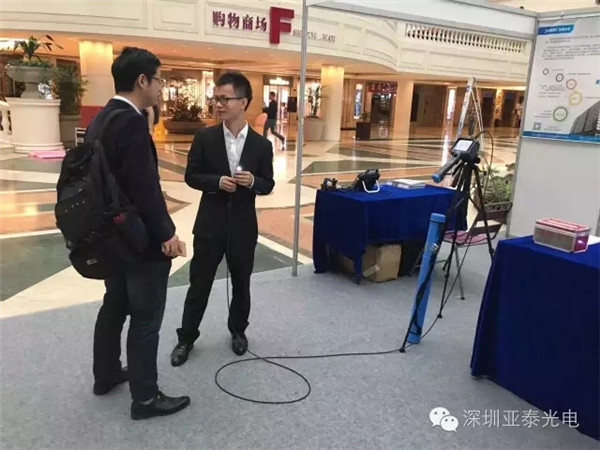亞泰光電內(nèi)窺鏡事業(yè)部吳經(jīng)理與現(xiàn)場客戶交流