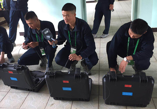 安保人員現(xiàn)場正在調(diào)試設備（MIE系列視頻內(nèi)窺鏡）