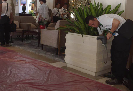 安保人員正在檢查花盆