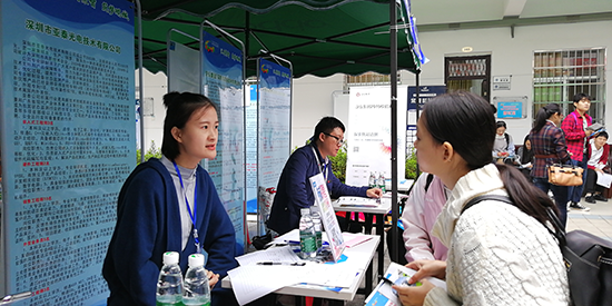 亞泰光電校園行招聘會湖南大學(xué)招聘現(xiàn)場